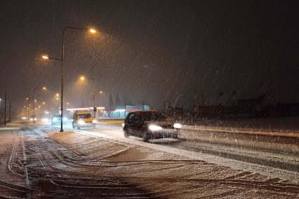 Vozači, oprez! Snijeg otežao saobraćaj u višim krajevima Srpske