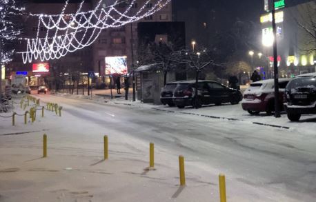 “NISKA TEMPERATURA OTEŽAVA DJELOVANJE SOLI” U Bijeljini otežan saobraćaj zbog leda na ulicama