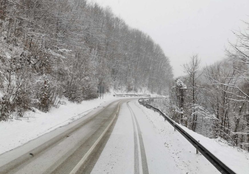 OPREZ VOZAČIMA Magla i niski oblaci smanjuju vidljivost, a na ovim dionicama ima snijega