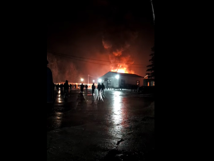 GORI JOŠ JEDAN MIGRANTSKI KAMP Požar u Blažuju, vatrogasci na terenu (VIDEO)