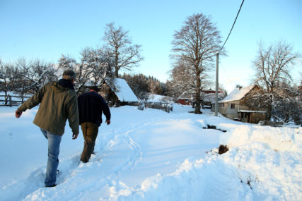 Snijeg blokirao srpska sela kod Grahova: Putevi do Tiškovca, Stožišta i Preodca i dalje neprohodni