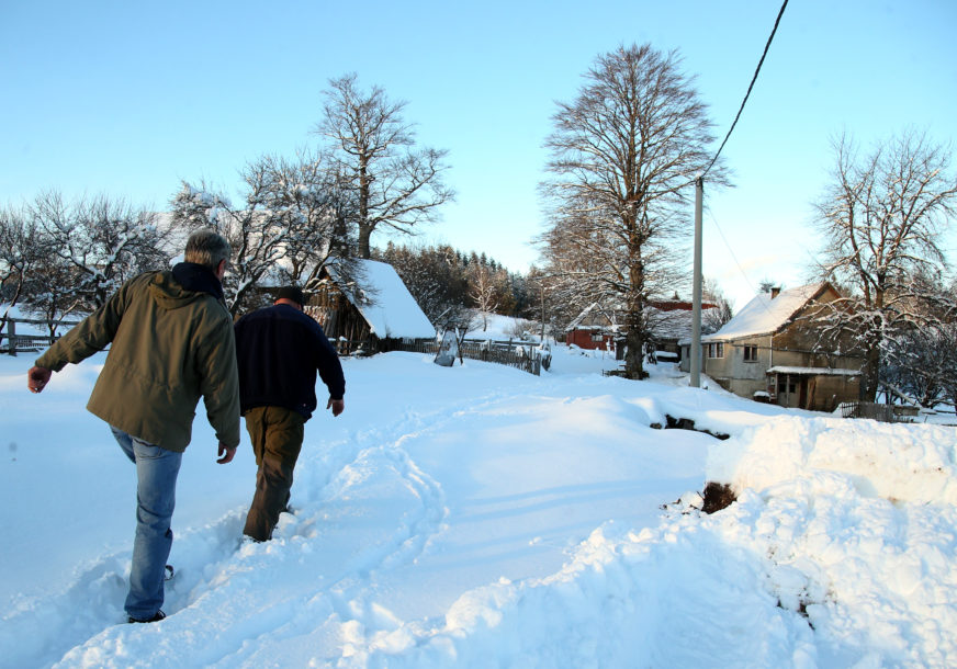Snijeg blokirao srpska sela kod Grahova: Putevi do Tiškovca, Stožišta i Preodca i dalje neprohodni