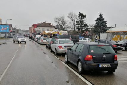 Gužve na ulazu u BiH: Kolone vozila na graničnim prelazima Gradiška i Brod