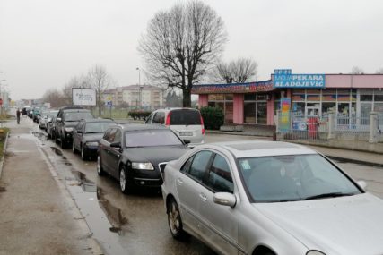 Ukoliko putujete IMAJTE STRPLJENJA: U Gradiški gužva na izlazu iz BiH