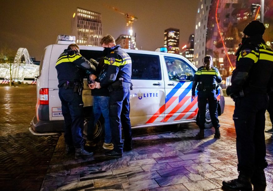 UHAPŠENO 25 OSOBA Zbog policijskog časa u Holandiji uručeno 3.600 novčanih kazni