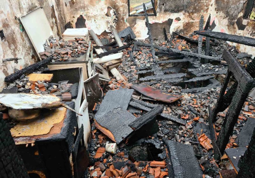 "MISLILI SMO DA JE OPET ZEMLJOTRES" Kod Prijedora izgorjela kuća porodice Macura (FOTO)