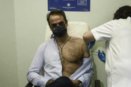 GRČKI PREMIJER POSTAO SEKS SIMBOL Raskopčao košulju dok je primao vakcinu, ŽENE POLUDJELE (VIDEO)