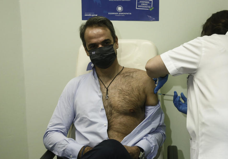 GRČKI PREMIJER POSTAO SEKS SIMBOL Raskopčao košulju dok je primao vakcinu, ŽENE POLUDJELE (VIDEO)