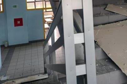 Vidljive pukotine na zidovima: Srednjoškolski centar Kostajnica oštećen, učenici NASTAVU PRATE ONLAJN