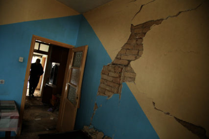 ISKORISTILI CRVENU NALJEPNICU Krali radijatore iz kuće oštećene u zemljotresu