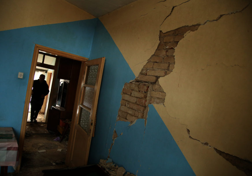 RUŠI KUĆU, SPASAVAJ GLAVU! Srpskainfo u Kostajnici UZDRMANOJ zemljotresima (FOTO, VIDEO)