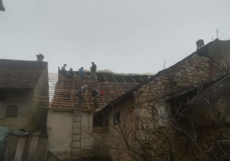 SLOŽNO KADA JE NAJTEŽE Volonteri i Crveni krst popravljaju krovove u Kostajnici (FOTO)
