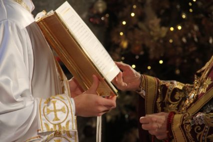 Brojni vjernici u Dervišima: Služena liturgija povodom zakrovljenja Hrama Rođenja Presvete Bogorodice