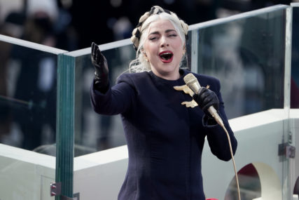 NASTAVLJENA TRADICIJA Lejdi Gaga intonirala američku himnu na inauguraciji Džoa Bajdena