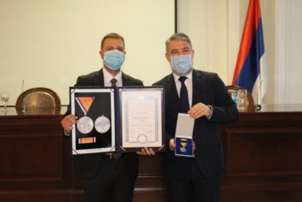 PRIZNANJE ZA NAJHRABRIJE Cvijanovićeva odlikovala medicinare u Loparama Medaljom zasluga za narod