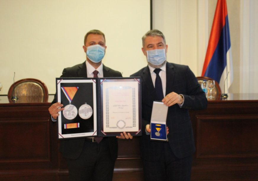 PRIZNANJE ZA NAJHRABRIJE Cvijanovićeva odlikovala medicinare u Loparama Medaljom zasluga za narod