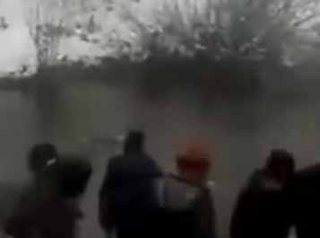U TEŠKOM STANJU PRIMLJENA U BOLNICU Migranti u Velikoj Kladuši spasli ženu od utapanja u rijeci (VIDEO)