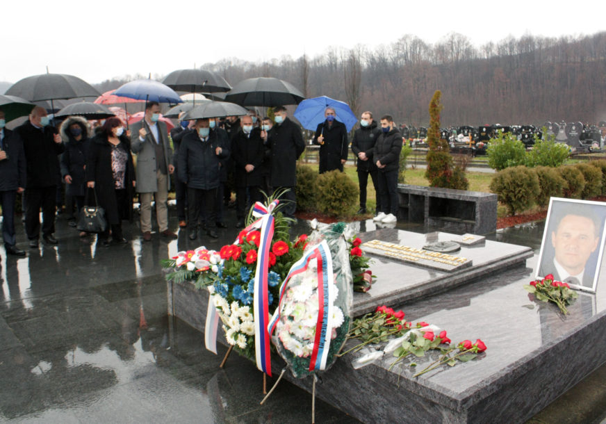 “DAO OGROMAN DOPRINOS IZGRADNJI I JAČANJU SRPSKE” Položeni vijenci na spomenik bivšem predsjedniku Jeliću