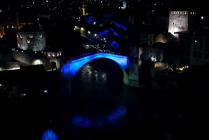 POČAST ŽRTAVAMA Stari most u Mostaru svijetlio za stradale u Posušju i u potresu u Hrvatskoj (VIDEO)