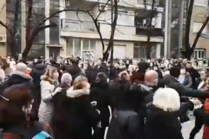 Napadnuti medicinari, jedna osoba privedena: Nakon incidenta završeni protesti u Mostaru (VIDEO)