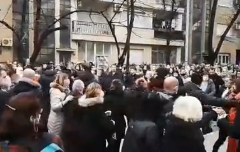 Napadnuti medicinari, jedna osoba privedena: Nakon incidenta završeni protesti u Mostaru (VIDEO)