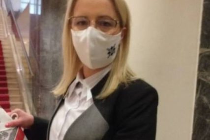 "VAŽNA KULTURNA BAŠTINA" Novaković-Bursać podijelila maske sa motivom zmijanjskog veza ženama poslanicima