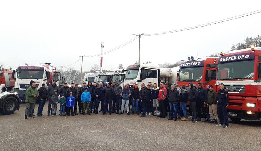 "UPRKOS SVEMU, VESELI SMO" Vozači u Petrovu defileom obilježili svoj dan (FOTO)