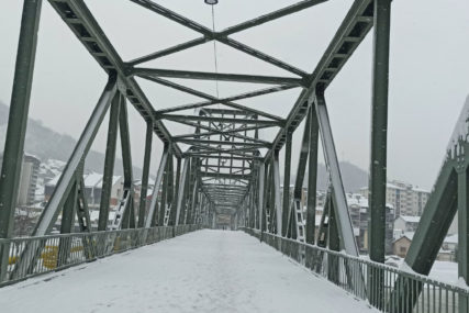 GRAĐANI STRPLJIVO ČEKALI Nakon odobrenog ulaska u Srbiju, pješački most preko Drine postao "TIJESAN" (FOTO)