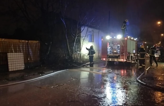 DRAMA Povrijeđeni čovjek izvučen iz kuće u plamenu, vatrogasci lokalizovali požar