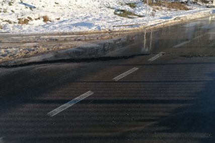 VOZAČI OPREZ Odron zaustavio saobraćaj na regionalnom putu Brodar-Rudo