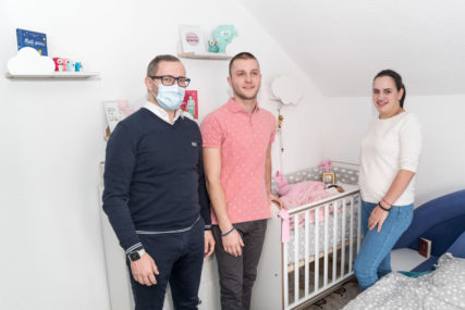TEODORA OBRADOVALA PRNJAVORČANE Tomaš dukatom darovao prvorođenu bebu u ovoj godini