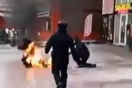 DRAMA U MOSKVI Muškarac se zapalio na ulici (UZNEMIRUJUĆI VIDEO)