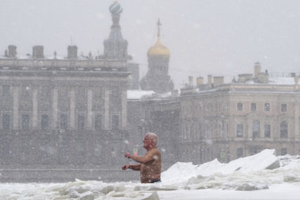 KUPANJE U NEVI Rusima debeli minus ne smeta, Sankt Petersburg POPUT BAJKE (FOTO)