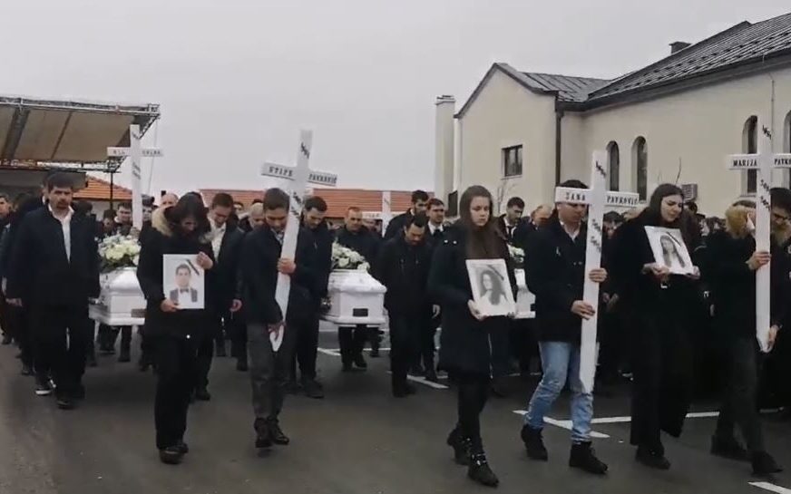 "NEMA RIJEČI UTJEHE, OVA PATNJA JE PRETEŠKA" U bijelim kovčezima sahranjeno šestoro mladih stradalih u vikendici (VIDEO)