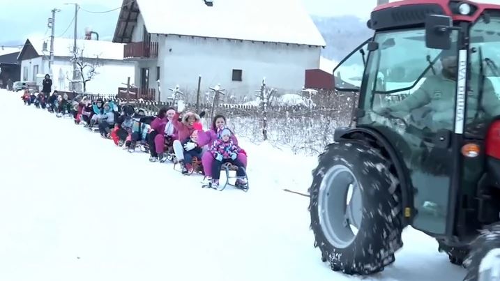 PEDESET METARA ISKRENOG OSMIJEHA Mališani jedva čekaju da Vojo upali traktor i povede ih u NEZAORAVNU VOŽNJU (VIDEO)