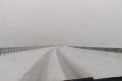 ZABIJELILO U HRVATSKOJ Pao snijeg u Gorskom Kotaru, nevjerovatan  snimak vožnje po auto-putu (FOTO)
