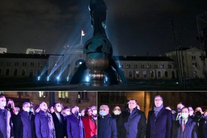 Svečano otkrivanje spomenika Stefanu Nemanji: Veliki broj građana na Savskom trgu u Beogradu (FOTO)