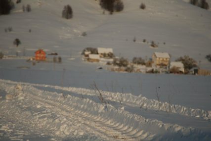 Snježni nanosi i preko metar i po: Regionalni put od Drvara do Glamoča neprohodan, sela bez struje