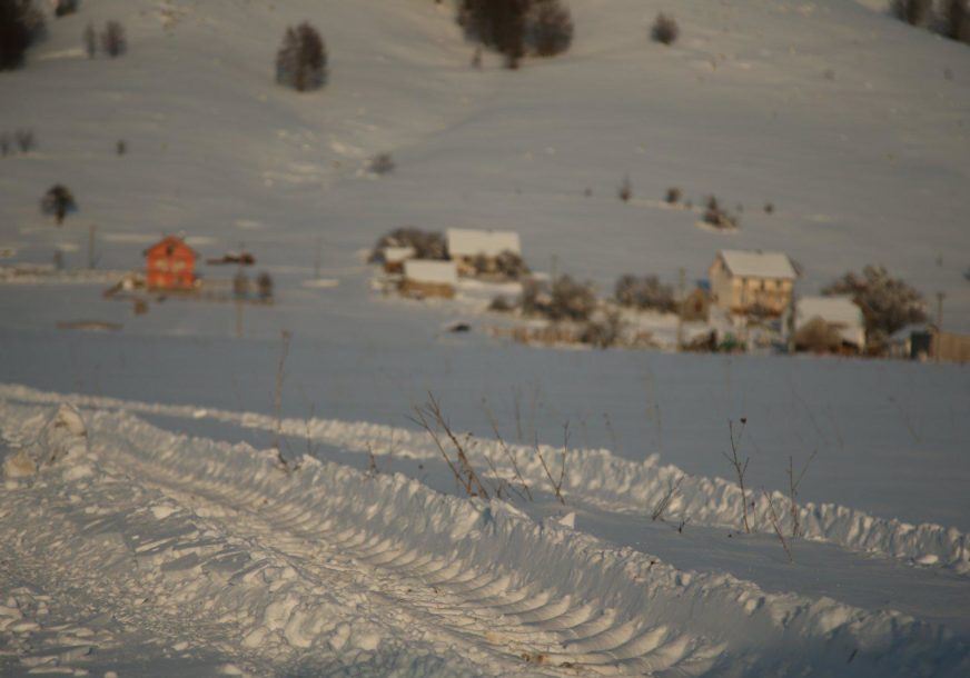 Snježni nanosi i preko metar i po: Regionalni put od Drvara do Glamoča neprohodan, sela bez struje