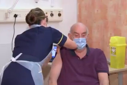 TRENUTAK ZA PAMĆENJE Britanski penzioner na dijalizi PRVI PRIMIO oksfordsku vakcinu (VIDEO)