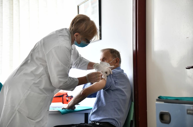 PRVI DAN IMUNIZACIJE U SRBIJI "Sin me je prijavio, bilo mi je svejedno koju vakcinu ću da primim" (FOTO)