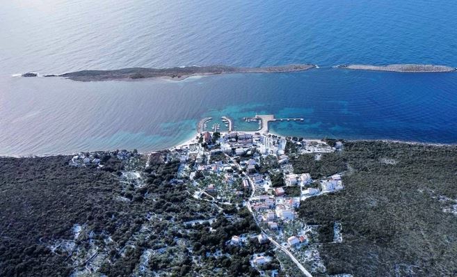 SNIJEG ODUŠEVIO GRAĐANE Mještani ostrva hoće da organizuju BOB TAKMIČENJE (FOTO)