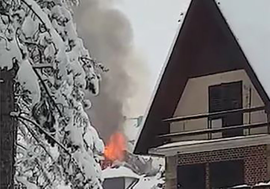 VATROGASCI SE BORE S PLAMENOM Požar progutao krov objekta na Zlatiboru (FOTO)
