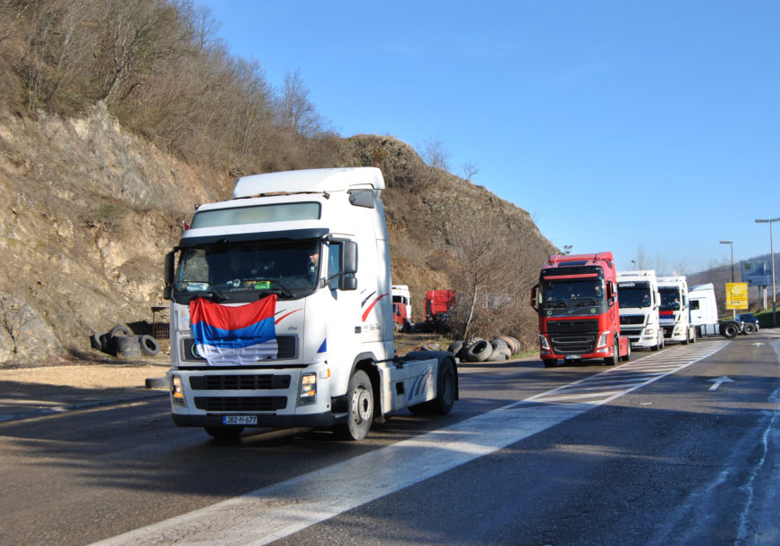 "KAMIONDŽIJE SU KAO JEDNA PORODICA" Provozali su se kroz Zvornik, a OVO su njihove želje za Božić (VIDEO)