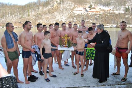 BRAĆA PRVA STIGLA DO ČASNOG KRSTA Hrabri Nikola (13) i Stefan (11) plivali u ledenom Zvorničkom jezeru