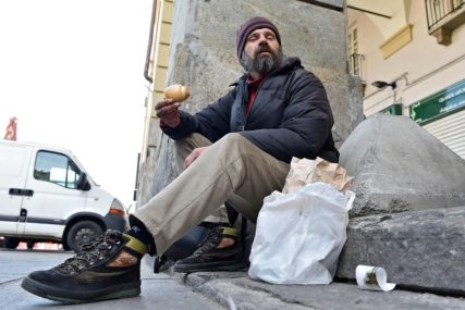 Italijan varao državu: Primao pomoć za siromašne, a VOZIO "FERARI"