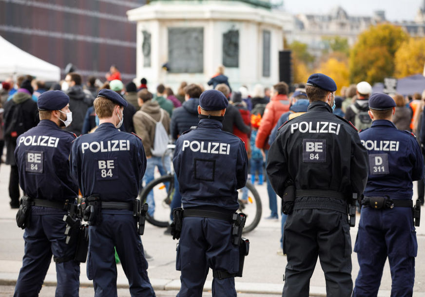 Građani protiv epidemioloških mjera: U Beču 5.000 ljudi na nedozvoljenom protestu