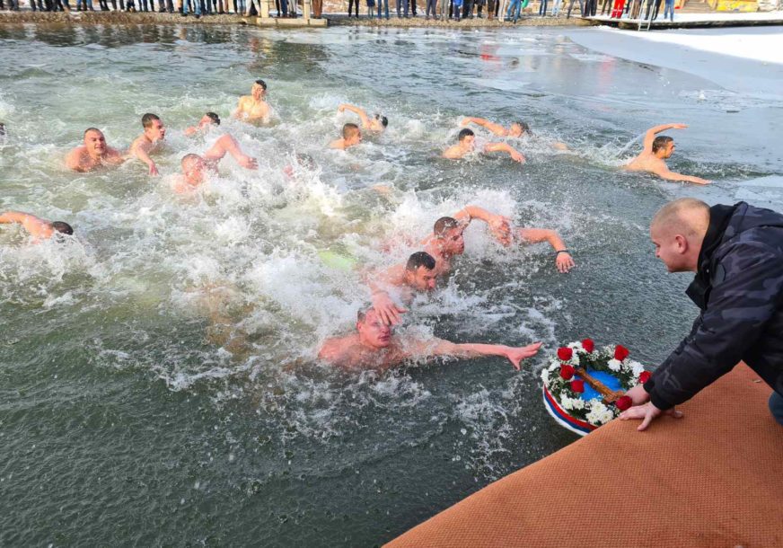 PROSLAVA BOGOJAVLJENJA POČELA LITURGIJOM Za Časni krst u Doboju se plivalo na tri lokacije (FOTO)