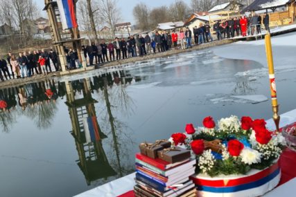 (VIDEO) GURANJA I OTIMANJA U FINIŠU Koškanje na plivanju za Časni krst u Beogradu, svi gledali nemilu scenu