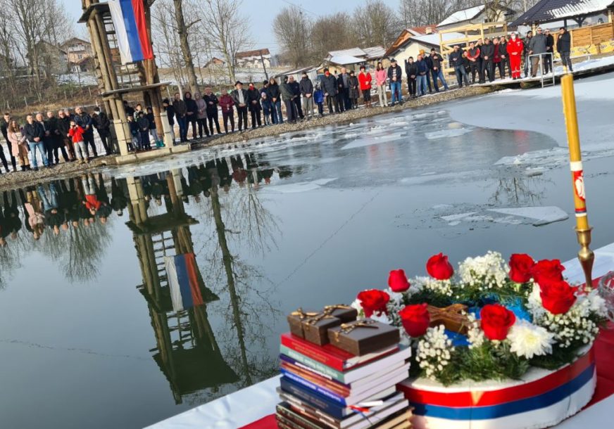 (VIDEO) GURANJA I OTIMANJA U FINIŠU Koškanje na plivanju za Časni krst u Beogradu, svi gledali nemilu scenu